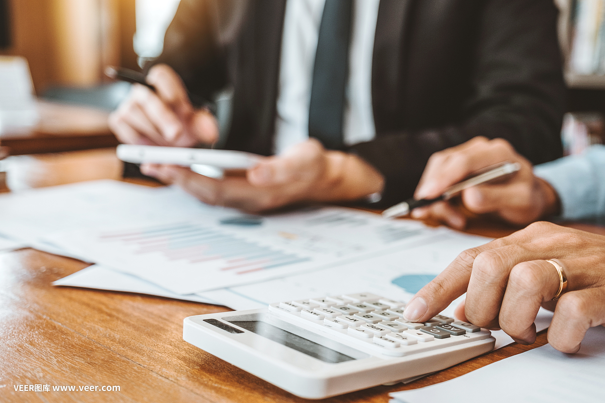 會計業務團隊會議策劃、戰略分析、投資節約理念。會議討論新計劃財務圖表數據